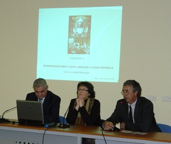 Mesa de la conferencia «La figura del binefarense Teodoro Bardají Mas, precursor de la cocina moderna en España»