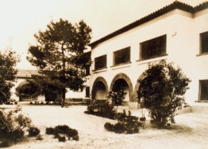 Aspecto, hacia 1928, del edificio donde se instalaría el hospital («Estación de riegos», postal Oriol, Barcelona, 1928)