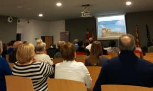 Un momento de la conferencia «Piedras rituales y funcionales del Alto Aragón» (foto Silvia Isábal)