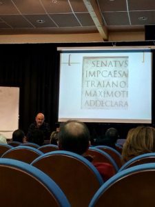 Ricardo Vicente durante la conferencia «2000 años de evolución de la letra» (foto Víctor Bayona)