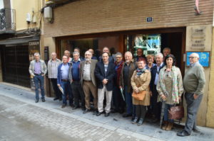 Representantes de los Centros de Estudios de la provincia de Huesca ante la sede del CEHIMO (foto Radio Huesca)