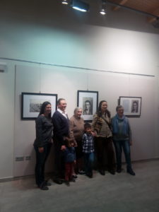 Familiares de Jaime Pla, ante algunas fotografías de la exposición en Binéfar (foto Silvia Isábal)