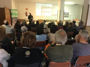 Víctor Bayona presentando la exposición del fondo «casa Notari»