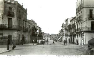 Binéfar, hacia 1945: avenida Generalísimo, hoy avenida Aragón (postal sin autor)