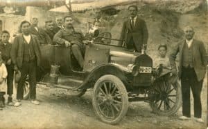 Gabasa, hacia 1920: el señor Vicente Fuster con autoridades (colección Casa Madart)